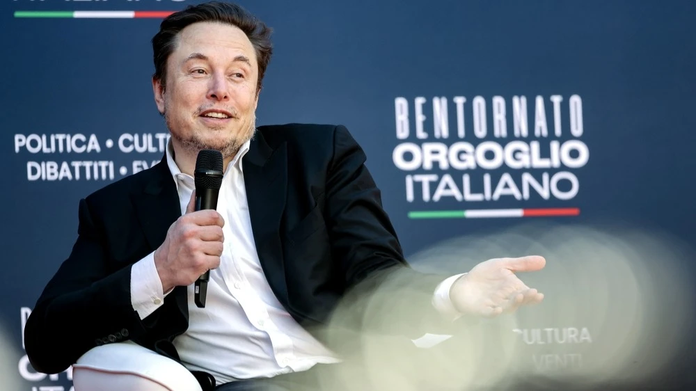 Tesla converted its investment in xAI into a stake in SpaceX. They are all part of Elon Musks empire / Photo: Alessia Pierdomenico/Shutterstock.com