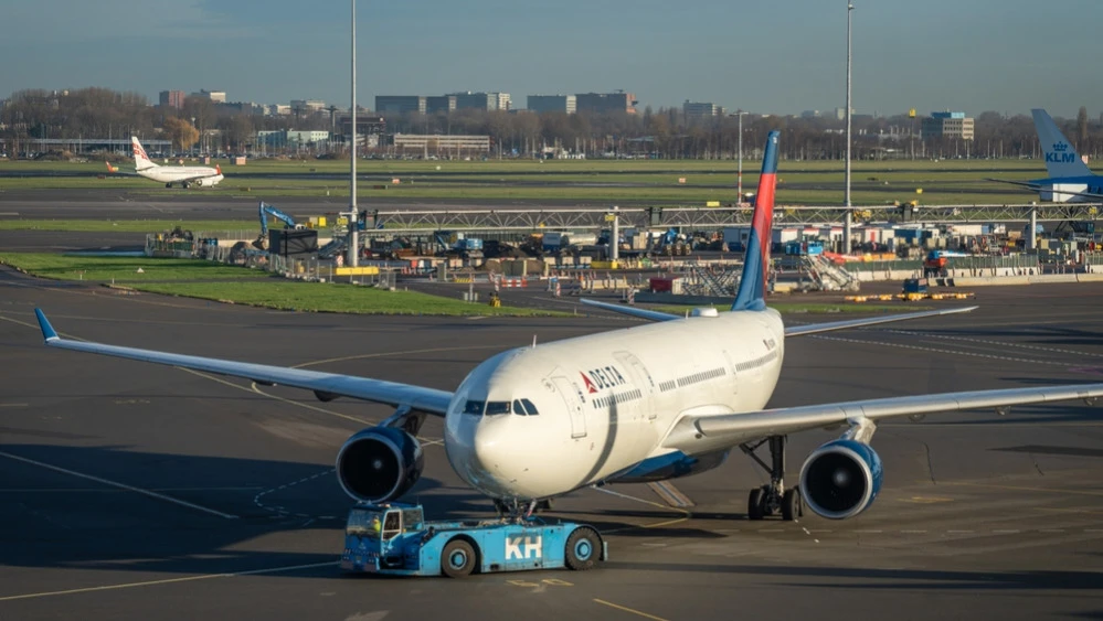 У крупных перевозчиков, включая Delta Air Lines, цены на внутренние рейсы при предварительном бронировании выросли на 15-57% / Фото: Milos Ruzicka / Shutterstock.com