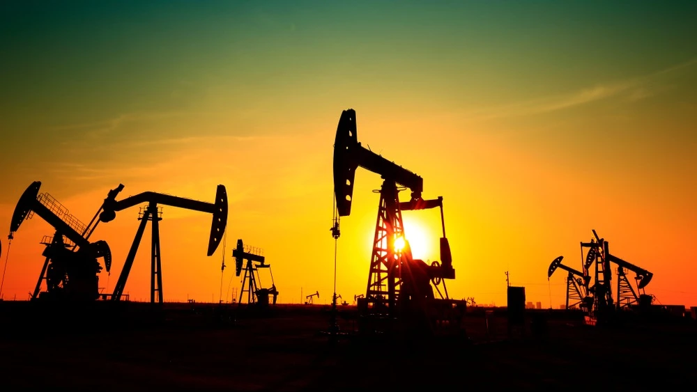 32 страны Международного энергетического агентства предоставят рынку 400 млн баррелей нефти из стратегических резервов, чтобы смягчить перебои поставок из-за войны на Ближнем Востоке / Фото: Shutterstock.com