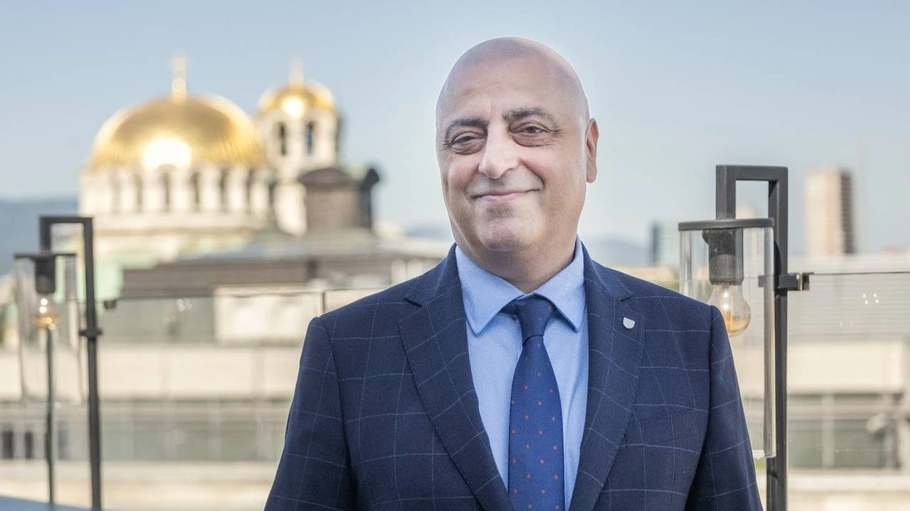 Евро все меняет: инвесторы воспринимают страну, как часть большого европейского пирога, премия за риск падает, цены акций растут даже без сверхприбылей компаний / Фото: архив Александра Буюкли