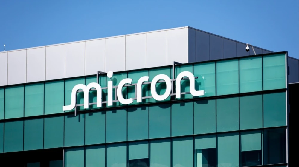Amid memory chip shortages, Micron significantly increases its production capacity / Photo: bluestork / Shutterstock