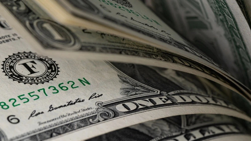 Доллар падает рекордными темпами с февраля из-за возможного возобновления поставок нефти/Фото: shutterstock.com/Ruslan Lytvyn