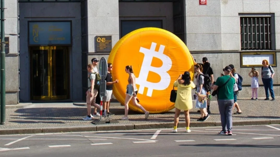 Bitcoin has posted higher returns than gold and U.S. stocks during the Iran war / Photo: xlup/Shutterstock.com