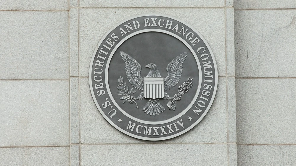SEC may relax company reporting requirements / Photo: Mark Van Scyoc / Shutterstock