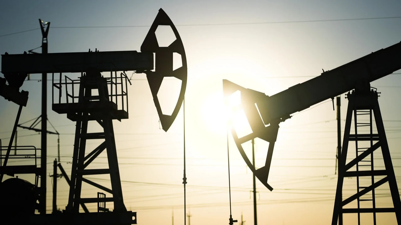 Цены на нефть взлетели после новых ударов по энергетической инфраструктуре на Ближнем Востоке / Фото: maxim ibragimov / Shutterstock.com