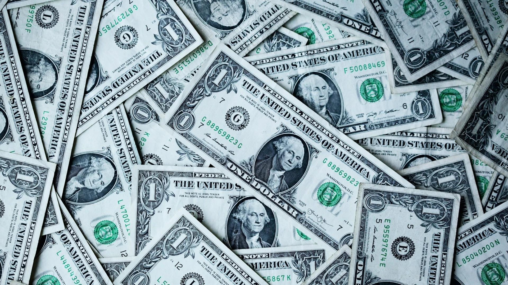 The dollar index fell 0.7% on March 19 / Photo: Unsplash/Alexander Grey