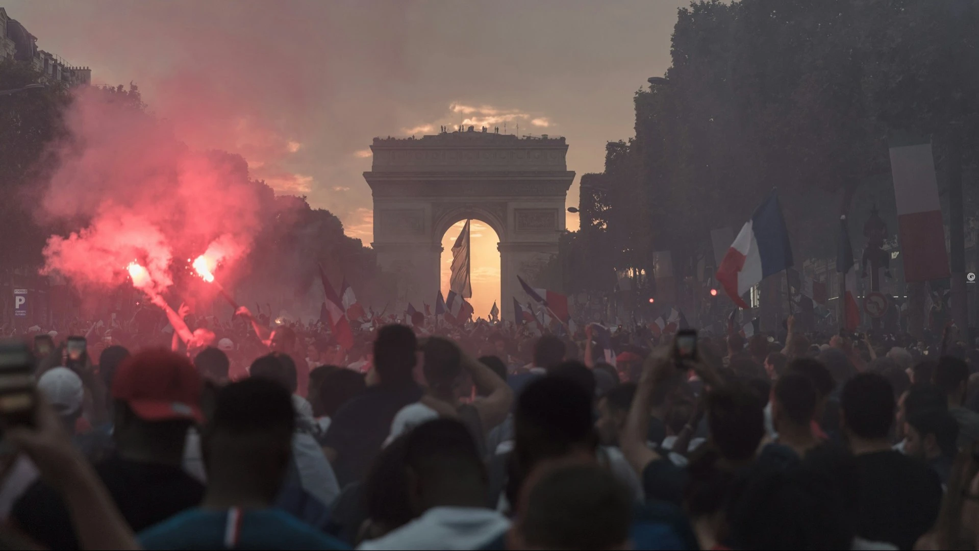 French stock market index fell in early trading on March 23 / Photo: Unsplash/Khamkéo