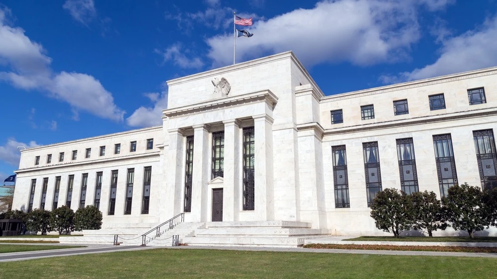 One Fed board governor maintained his forecast of four rate cuts / Photo: Adam Parent / Shutterstock.com