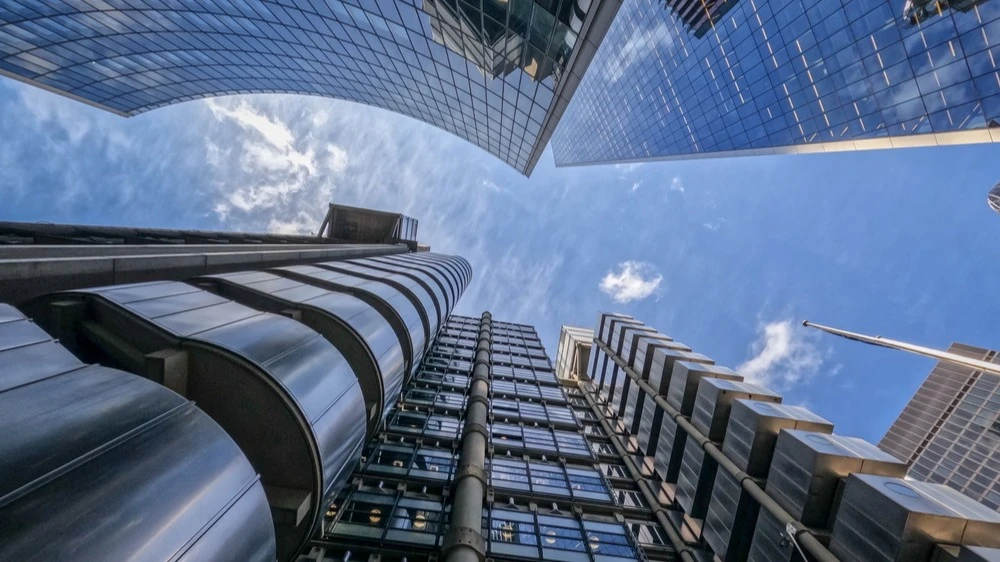 Наиболее сильно из-за роста цен на фоне войны пострадал сектор услуг в США / Фото: digidreamgrafix / Shutterstock