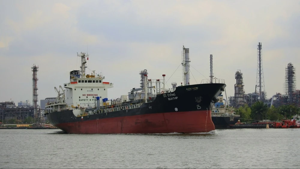 Вывозить нефть и газ из Персидского залива могут только суда, не связанные с «врагами Ирана», заявили власти Исламской республики / Фото: somkanae sawatdinak/Shutterstock.com