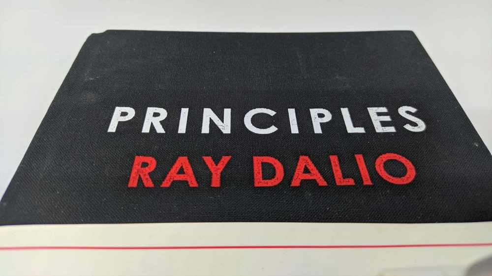 Почти ни один инвестор, включая профессионалов, не умеет успешно выбирать момент для входа и выхода с рынка, уверен Далио / Фото: suciwijaya / Shutterstock.com