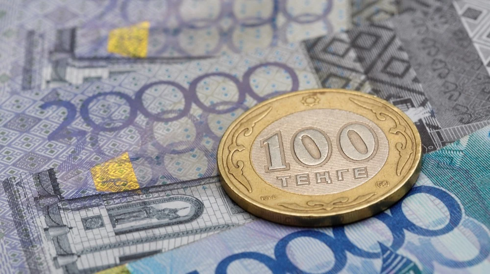 После начала войны в Иране нефть выросла в цене, а тенге укрепился к доллару. Фото: Gaukhar Yerk / Shutterstock.com