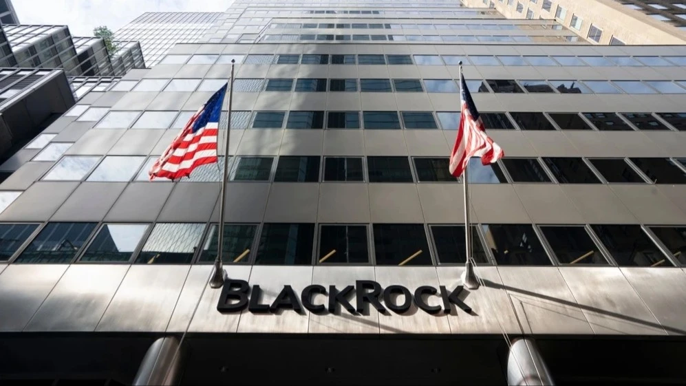 Руководство Blackrock допускает, что цены на нефть могут подняться в район $150 за баррель даже при немедленном прекращении иранской войны / Фото: Tada Images/Shutterstock.com