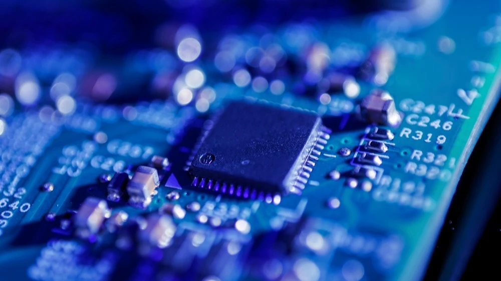 Производители микросхем и их поставщики предупредили о дефиците гелия из-за войны с Ираном / Фото: Arman_Hasyim / Shutterstock.com