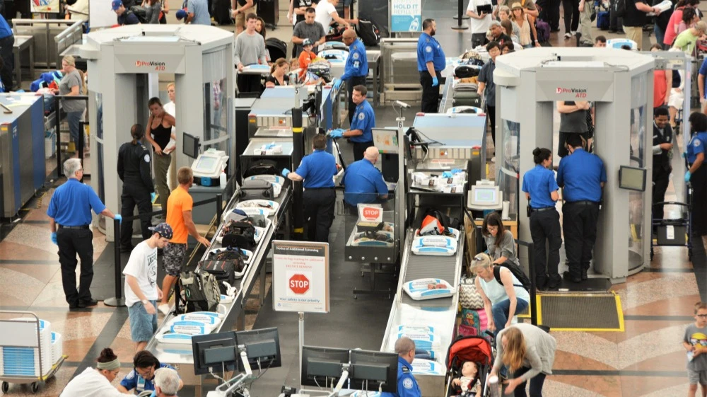 Пассажиры массово приобретают платную подписку Clear Secure, чтобы не выстаивать многочасовые очереди в аэропортах США / Фото: Jim Lambert / Shutterstock.com