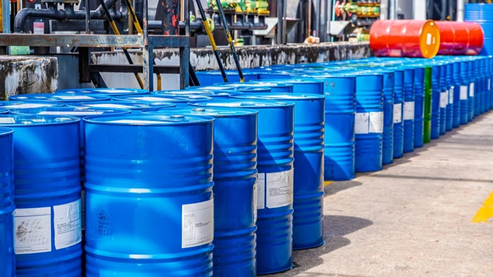 Macquarie и Citi на этой неделе предупредили о росте цены нефти до $200, если война в Иране не завершится к июню / Фото: noomcpk/Shutterstock.com