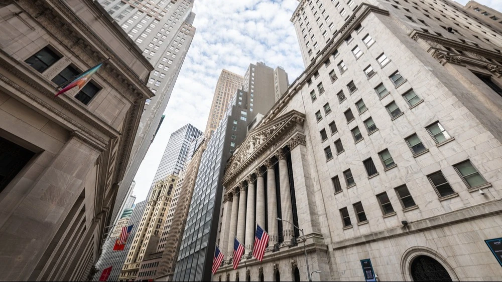 Аналитики призвали инвесторов возвращаться в акции на фоне распродажи на фондовом рынке США, несмотря на войну на Ближнем Востоке / Фото: Andres Garcia Martin / Shutterstock