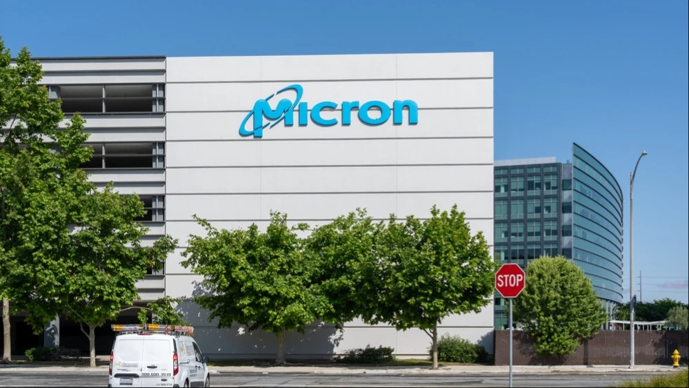Уолл-стрит ждет роста акций Micron на 50% / Фото: JHVEPhoto / Shutterstock.com