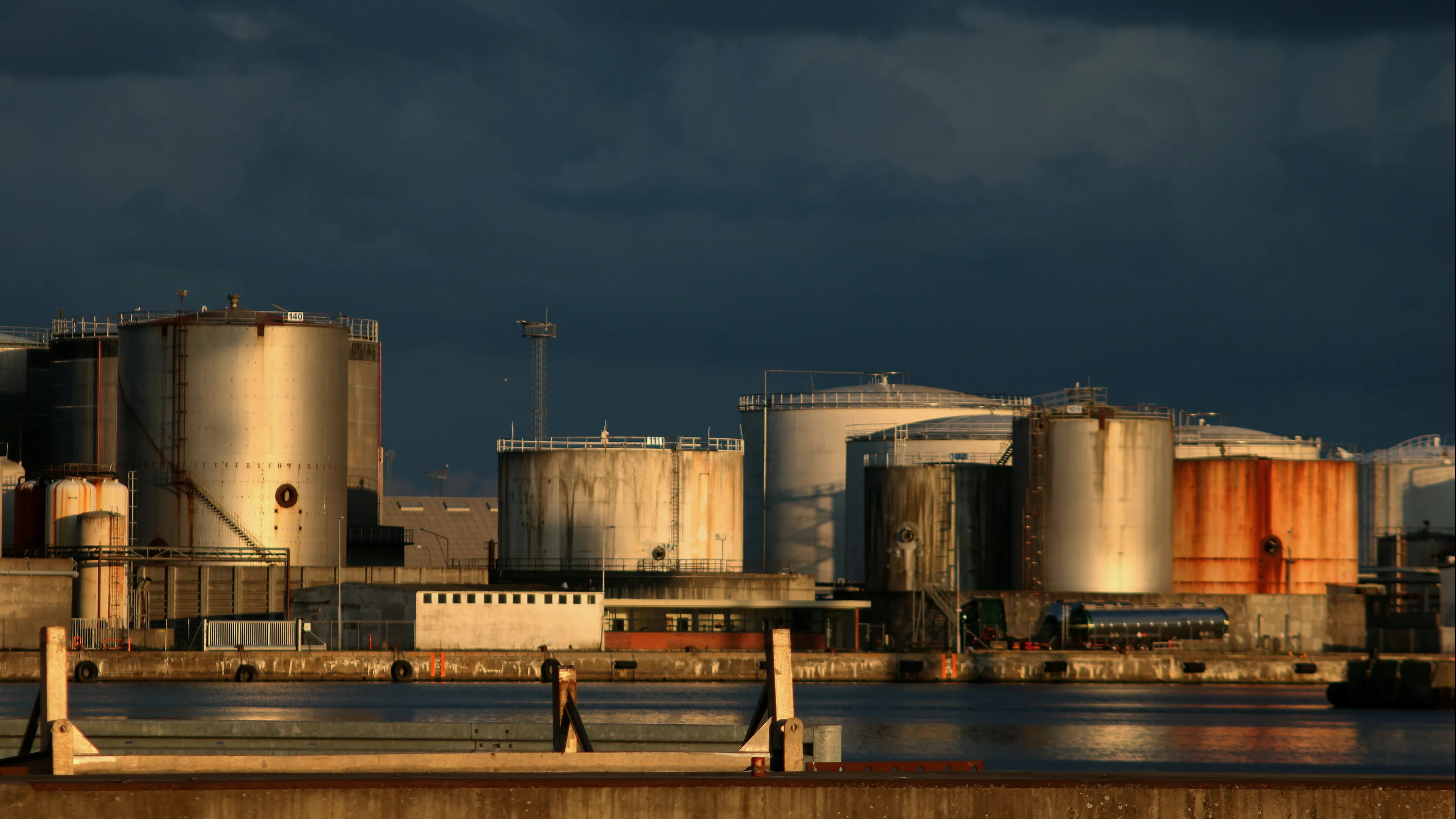 Brent выросла почти на 60% за месяц на фоне угроз поставкам через Ормузский пролив / Фото: Alex Waldbrand / Shutterstock