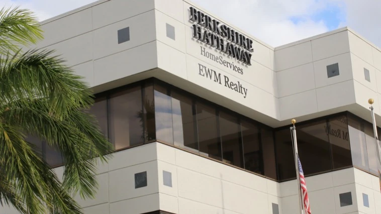 Несмотря на рекордную «подушку безопасности», котировки инвесткомпании Уоррена Баффета сейчас отстают от динамики широкого рынка / Фото: Eric Glenn/Shutterstock.com