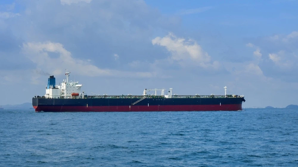 Подвергшийся атаке танкер под флагом Кувейта стоял на якоре у берегов Дубая, на этой же стоянке утром 31 марта находились более 400 судов разных типов, выяснил Bloomberg / Фото: Tommy Chia SG / Shutterstock