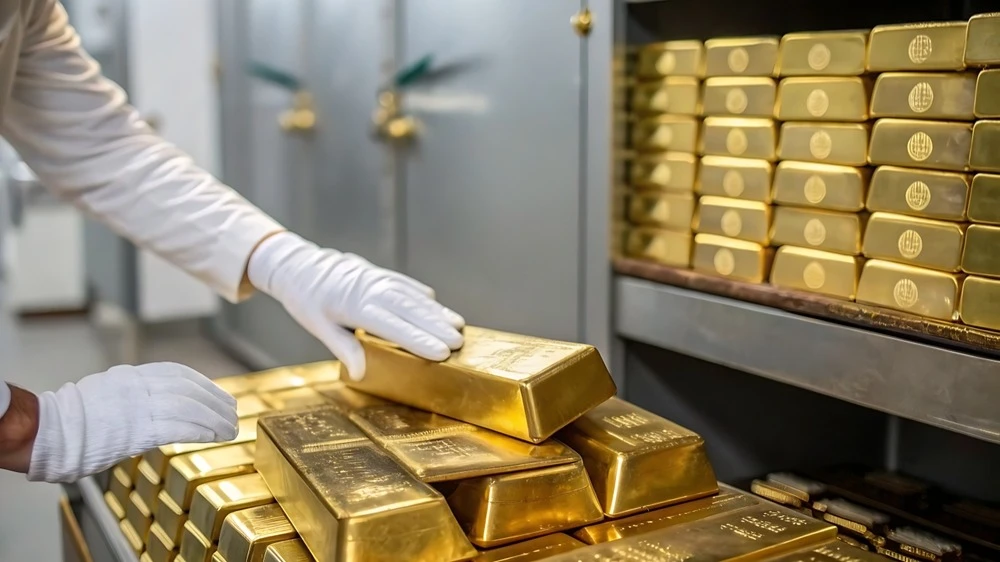 Spot gold rose by 1.7% in trading on March 31 / Photo: Royal studio 1 / Shutterstock.com