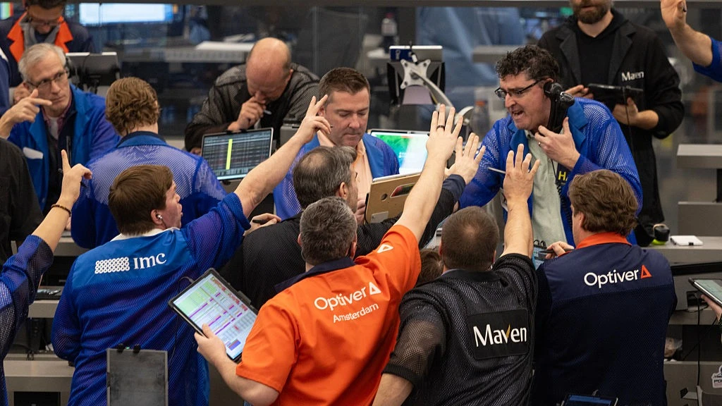 President Trump has promised the imminent end of the war for the 13th time: the cost of a barrel of Brent fell below $100/bbl on April 1. Photo: Scott Olson/Getty Images