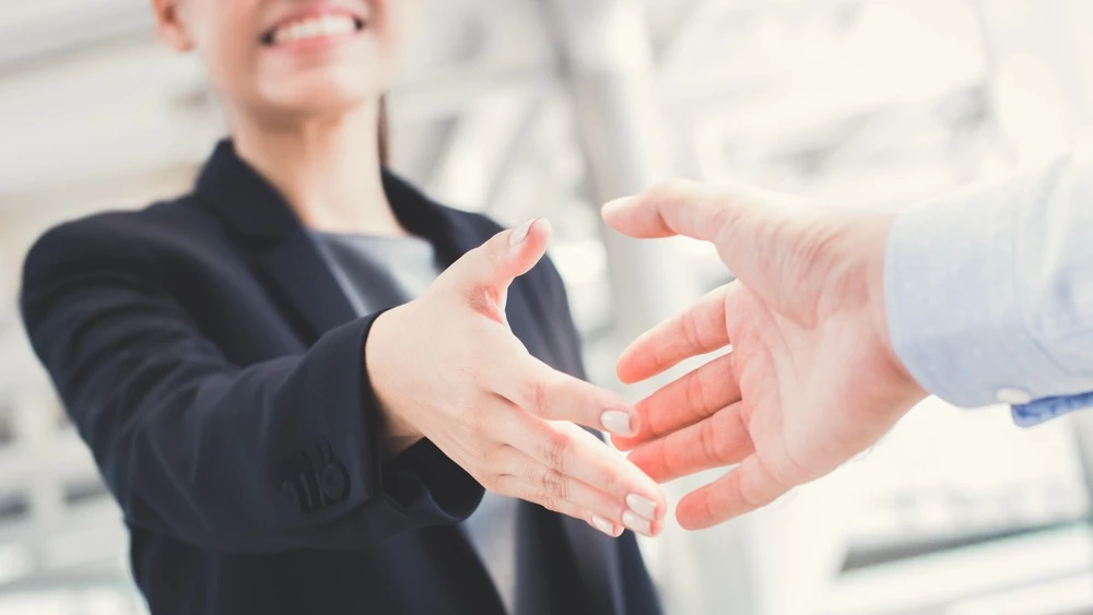 За последние три месяца в мире было заключено в общей сложности 22 сделки на сумму более $10 млрд каждая / Фото: tstock Productions/Shutterstock