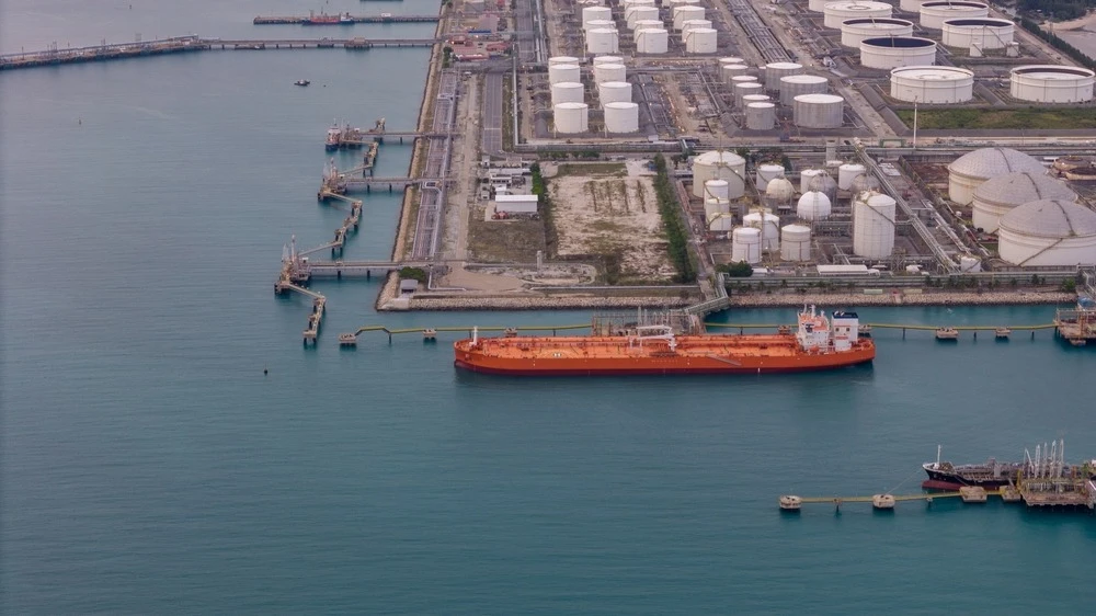 МЭА предупредило о резком усилении дефицита нефти в апреле / Фото: GreenOak / Shutterstock.com