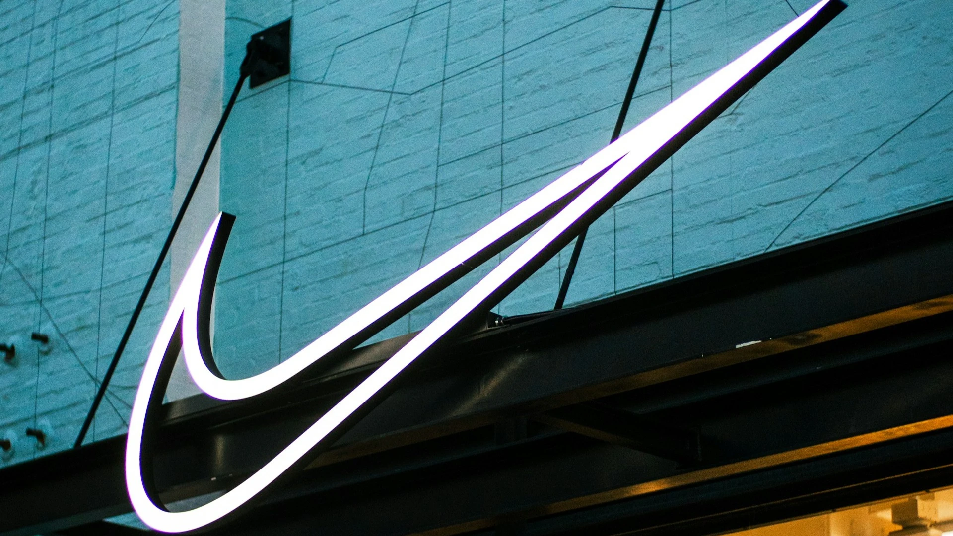 Сразу три американских банка понизили рейтинг акций Nike после слабого прогноза компании в квартальном отчете / Фото: Unsplash / Austin Burke