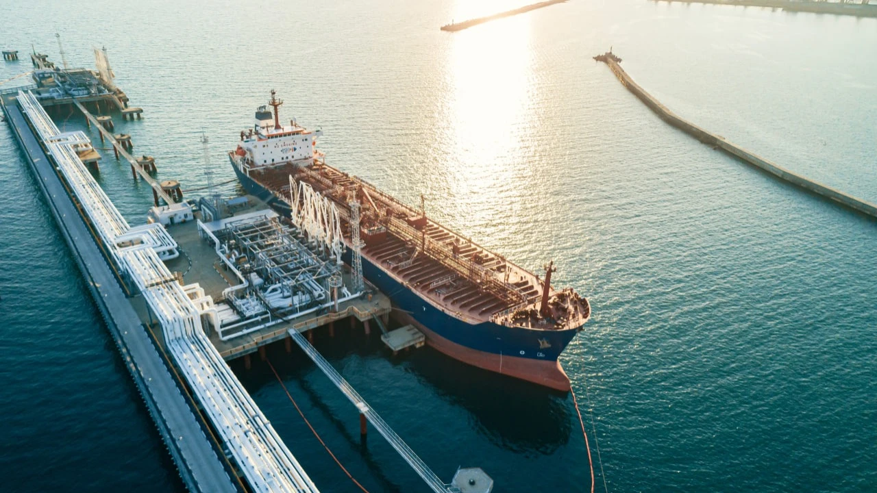 Spot prices for current oil supplies exceeded $140 per barrel / Photo: Evgenii Bakhchev / Shutterstock.com