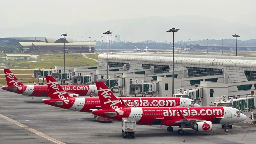 Война США и Израиля против Ирана спровоцировала резкий скачок цен на нефть выше $100, из-за чего авиатопливо подорожало вдвое всего за месяц / Фото: feeqazmir/Shutterstock