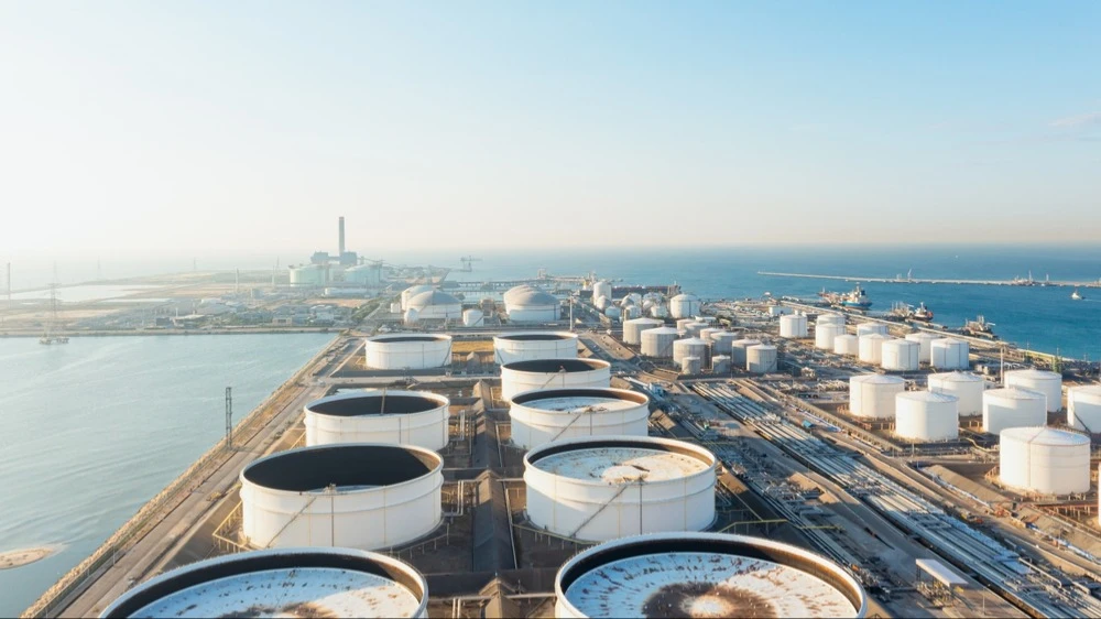 Нефть снизилась с дневных максимумов, несмотря на приближение дедлайна по ультиматуму Трампа по Ормузскому проливу / Фото: AU USAnakul / Shutterstock