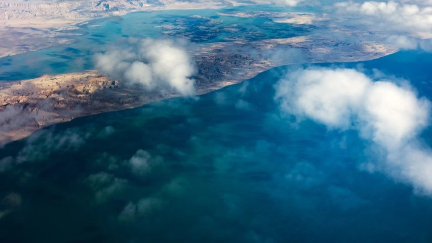 Теневой трафик из Персидского залива идет через коридор между иранскими островами Ларак и Кешм / Фото: Fabio Mauri/Shutterstock.com