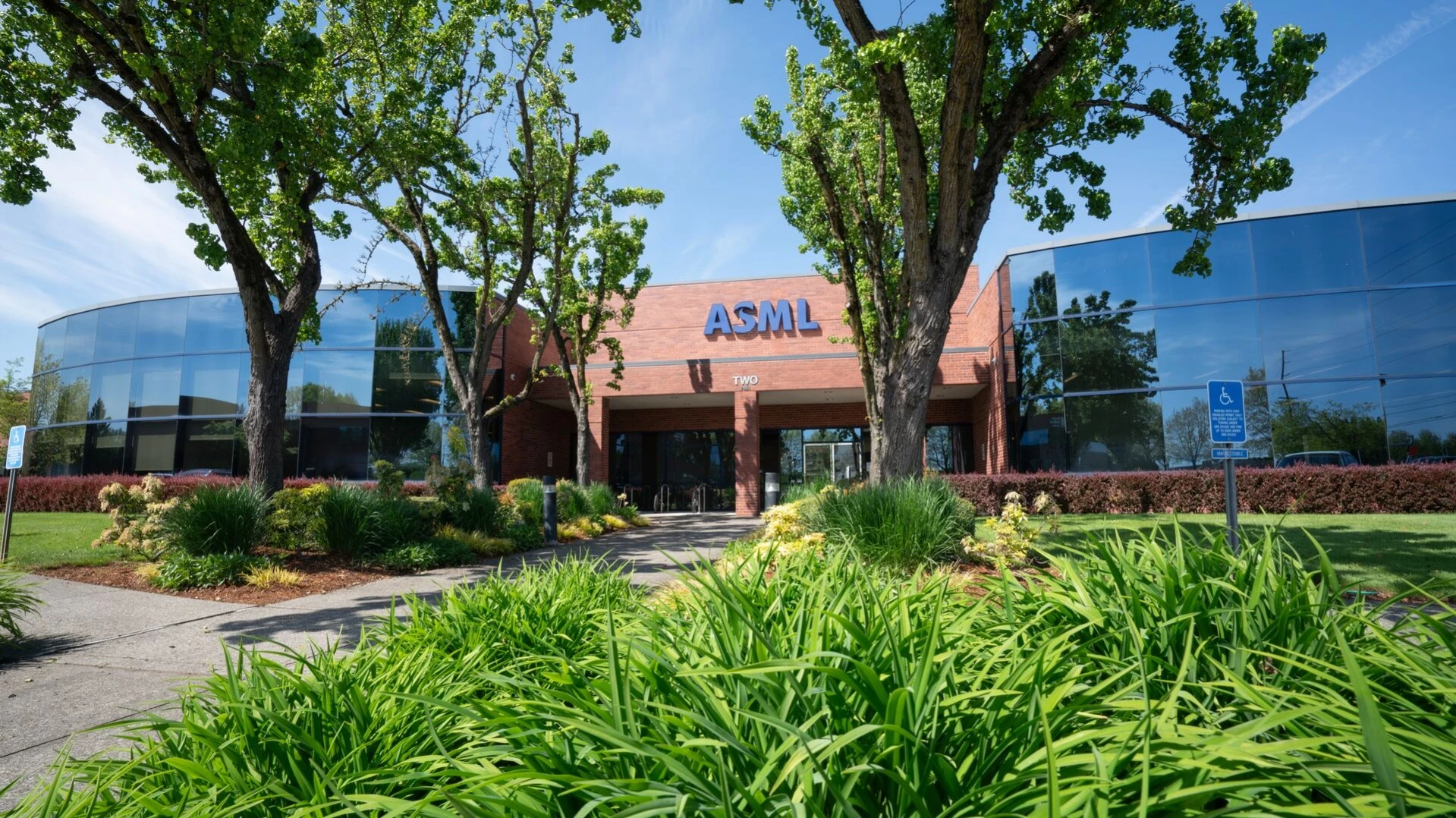 Акции нидерландского производителя литографического оборудования ASML снизились на торгах в Амстердаме во вторник, 7 апреля, на 4,1%. Фото: ASML