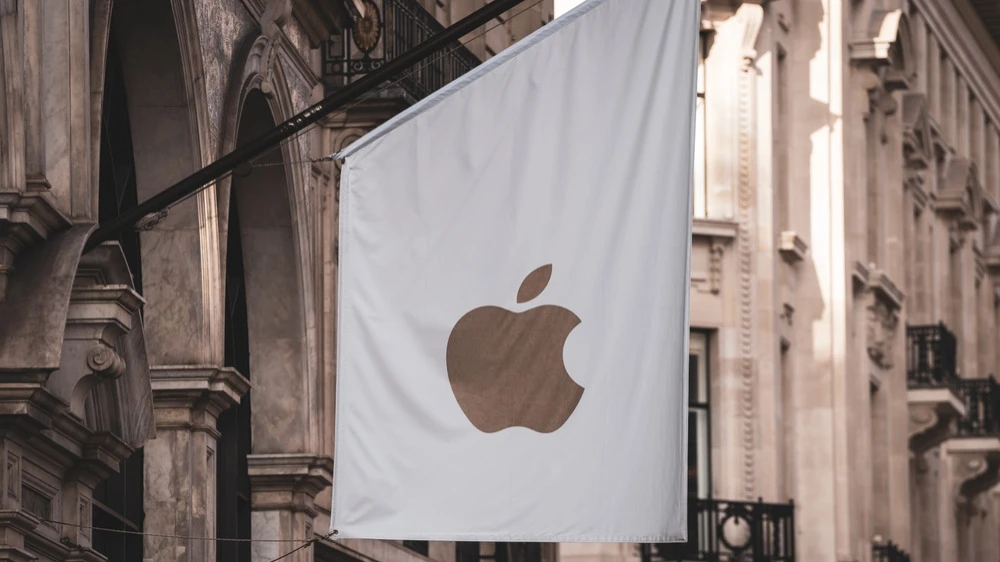 Apple still expects to release a foldable iPhone in six months, Bloomberg sources claim / Photo: Gints Ivuskans / Shutterstock.com