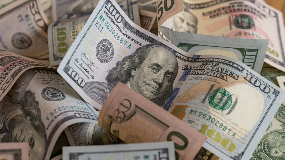 Доллар США упал по отношению к корзине из основных мировых валют. Фото: Ruslan Lytvyn/Shutterstock