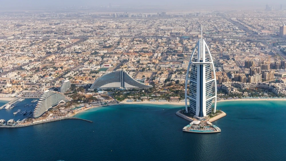 Фондовый индекс Дубая совершил максимальный внутридневной скачок за более чем десятилетие / Фото: Markus Mainka / Shutterstock