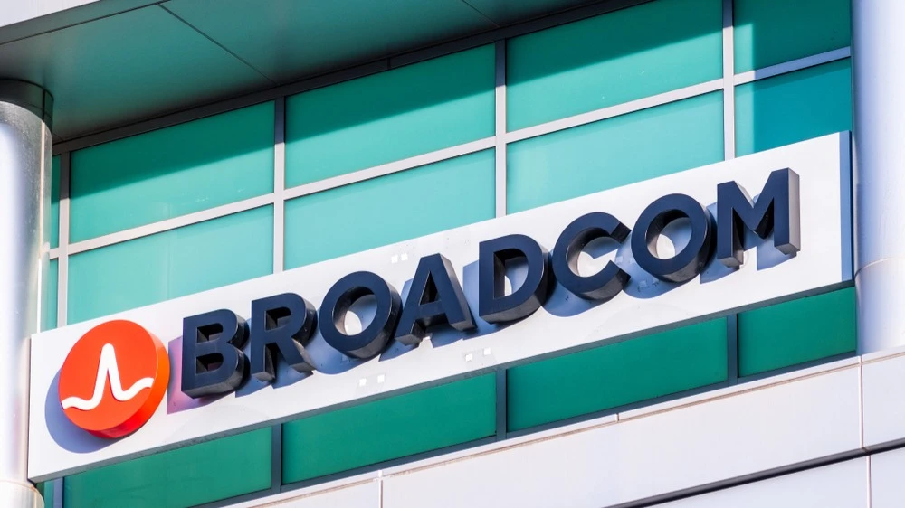 Seaport analyst downgrades Broadcom stock / Photo: shutterstock.com/Sundry Photography