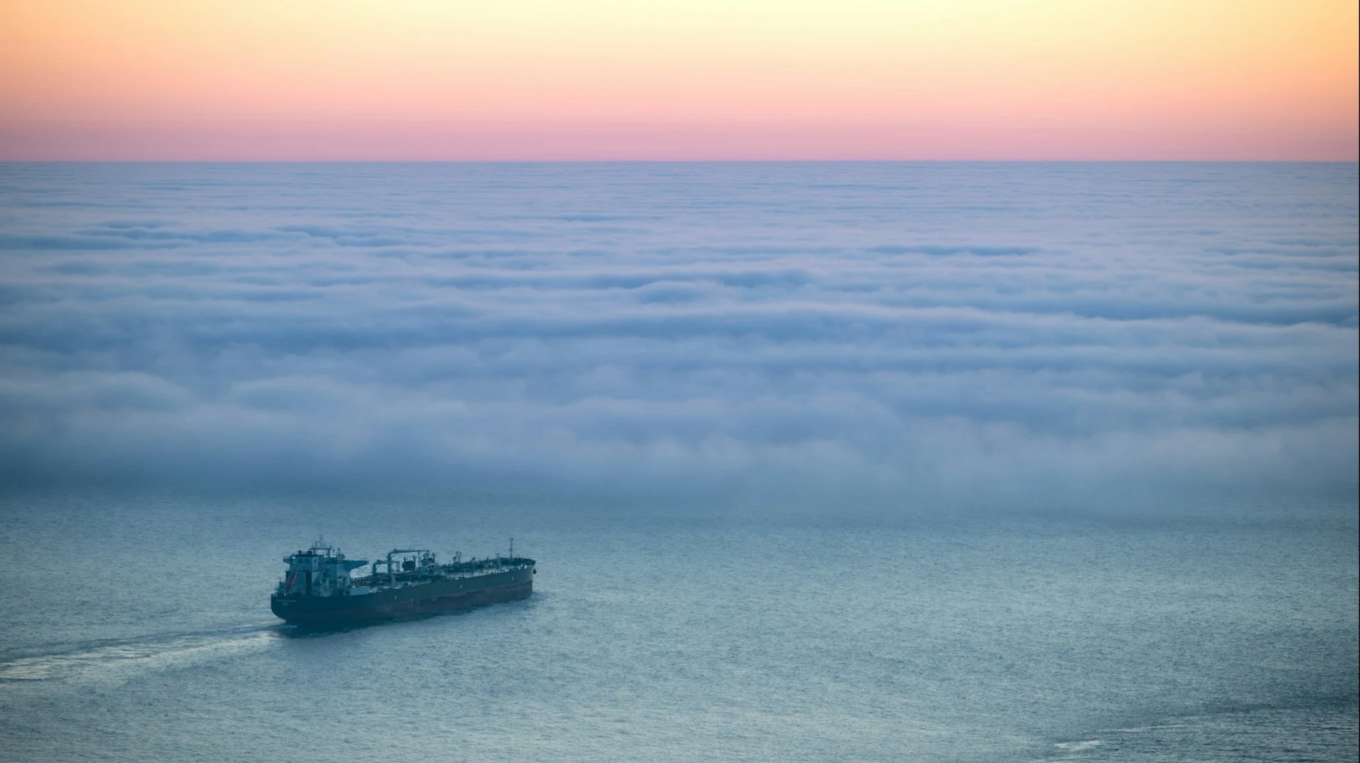 После обвала на фоне заключения двухнедельного перемирия, цены на нефть 9 апреля снова начали расти / Фото: Zetong Li / unsplash