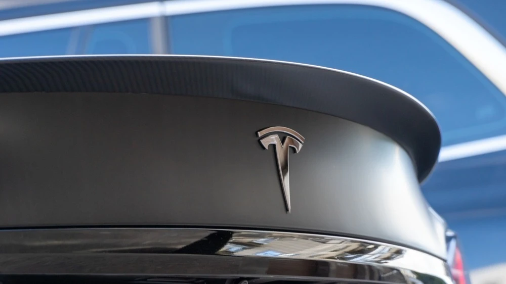 Tesla разрабатывает новый компактный и бюджетный электрокроссовер / Фото: DiPres/Shutterstock