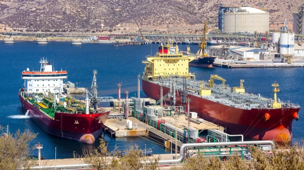 Нефть вновь выше $100 на фоне фактического закрытия Ормузского пролива / Фото: Jose Angel Astor Rocha / Shutterstock