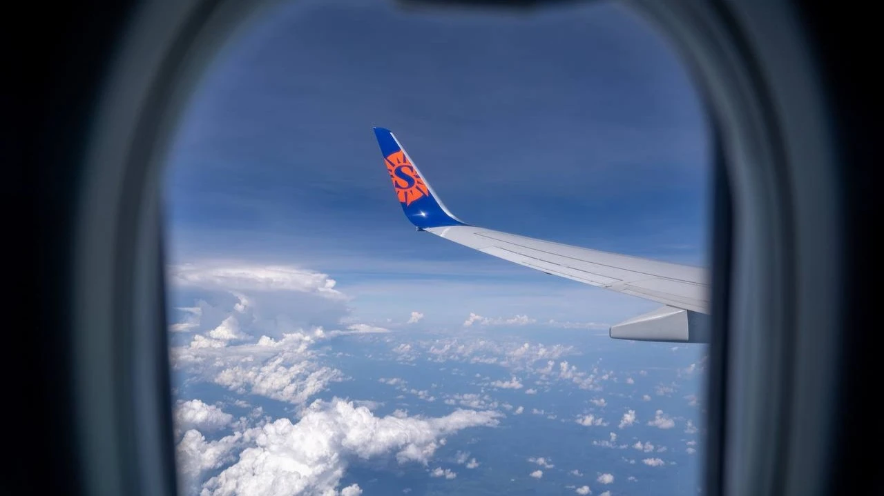 В начале 2026 года Sun Country Airlines сообщила о планируемом слиянии с конкурентом, авиаперевозчиком Allegiant Air / Фото: Facebook / Sun Country Airlines