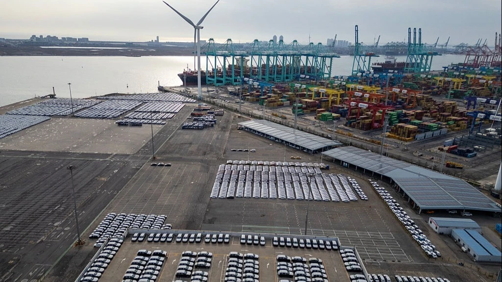 Отношение покупателей к электромобилям может измениться, если цены на нефть будут высокими несколько месяцев / Фото: Lintao Zhang/Getty Images