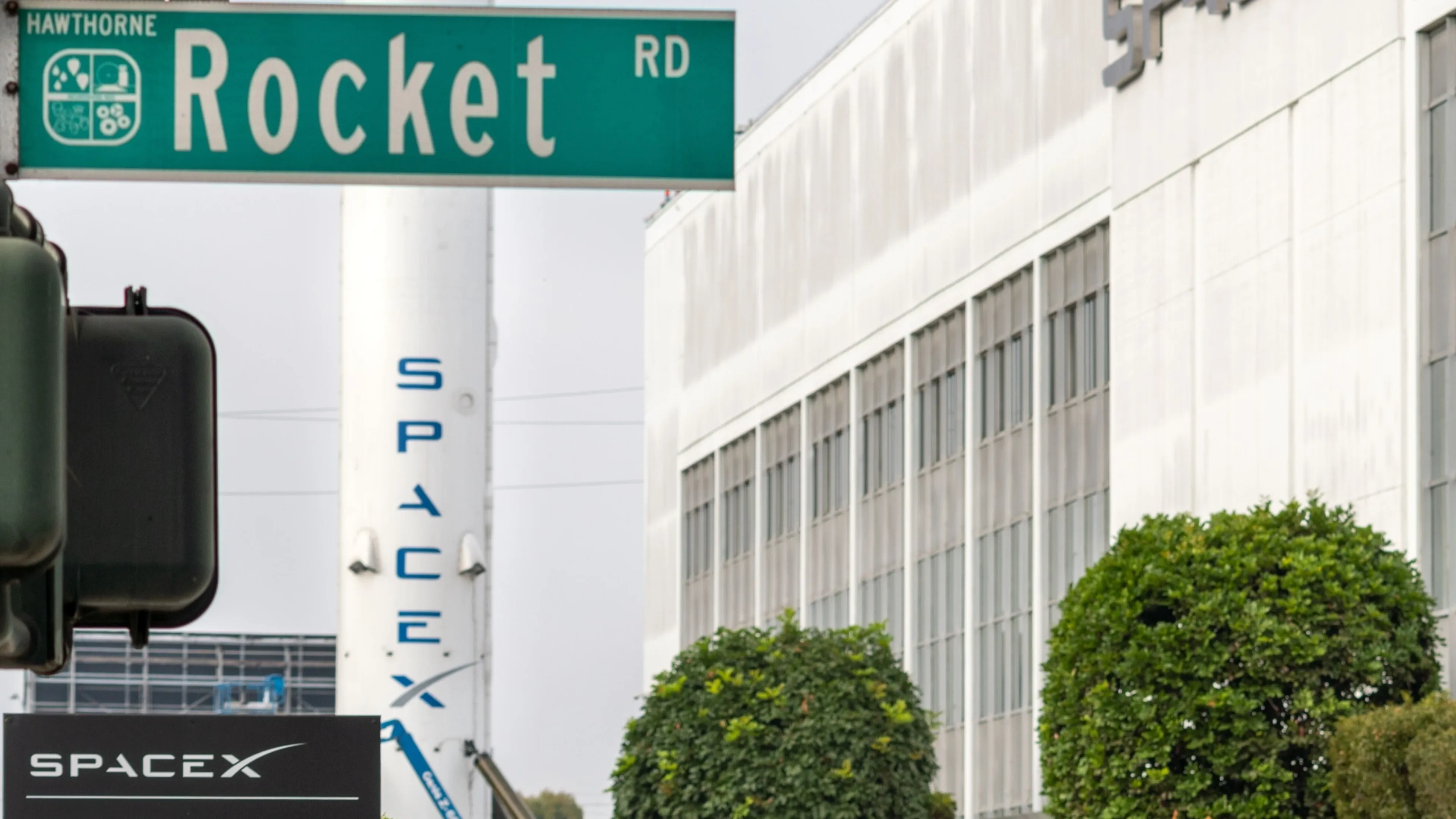 SpaceX plans to reserve a record high percentage of shares for retail investors at its IPO / Photo: Wirestock Creators/Shutterstock.com