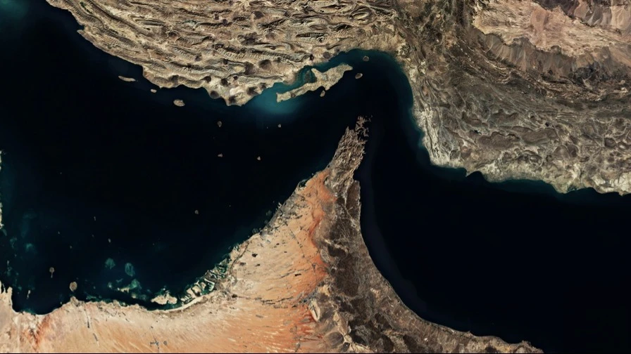 Trump announced the blockade of the Strait of Hormuz after failed talks with Iran in Pakistan, oil prices soared 7-8% / Photo: Aerial Viewer / Shutterstock