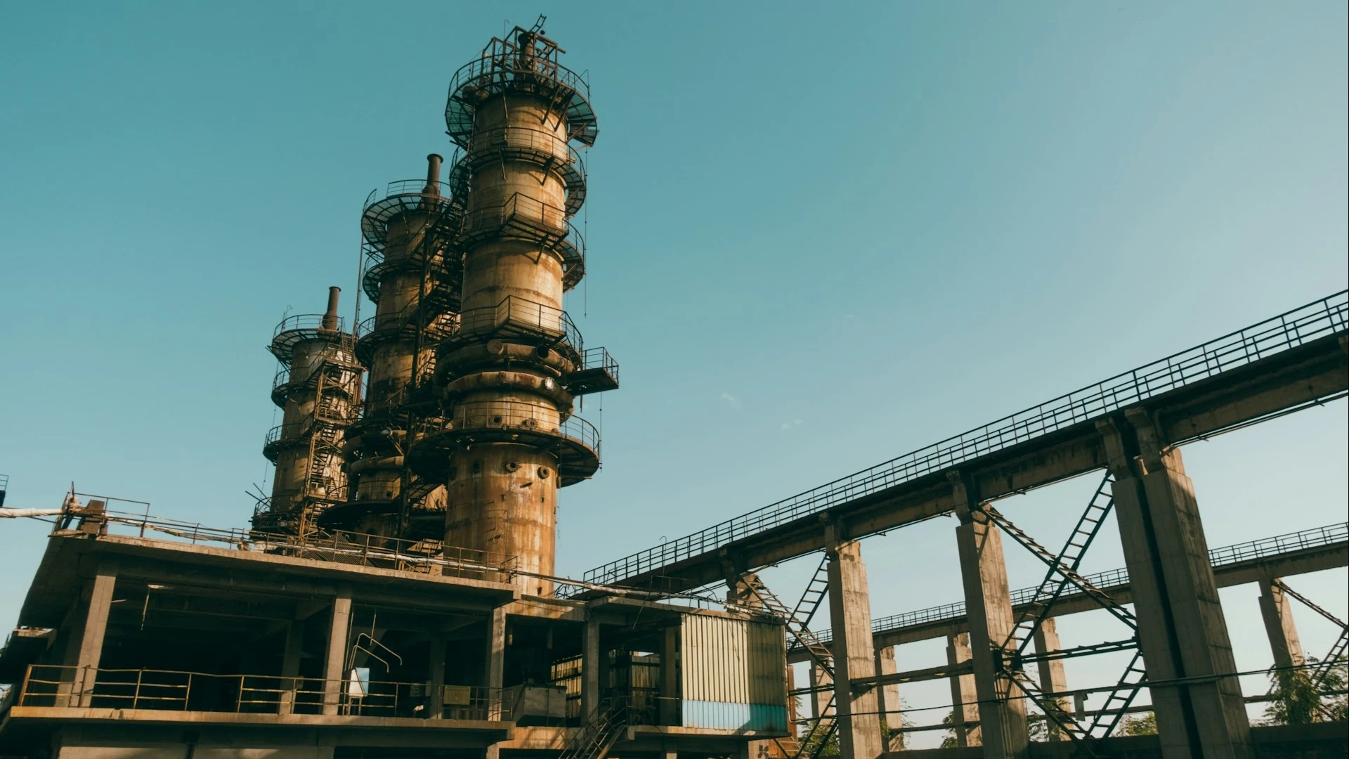 Если судоходство по Ормузскому проливу будет возобновлено, для восстановления стабильного экспорта энергоносителей потребуется около двух месяцев, считают в МЭА / Фото: catcher xuefeng / unsplash