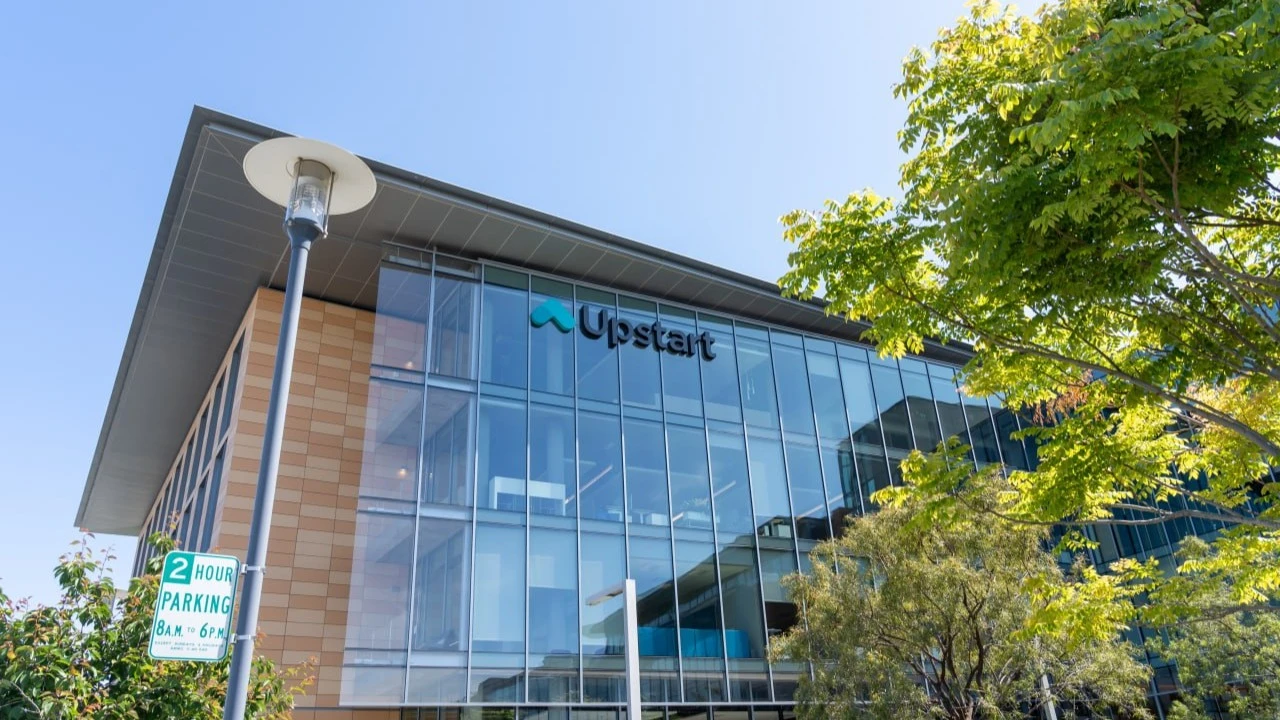 Upstart uses AI to determine the creditworthiness of potential borrowers so it can originate loans on behalf of banks and its funding partners / Photo: JHVEPhoto / Shutterstock.com