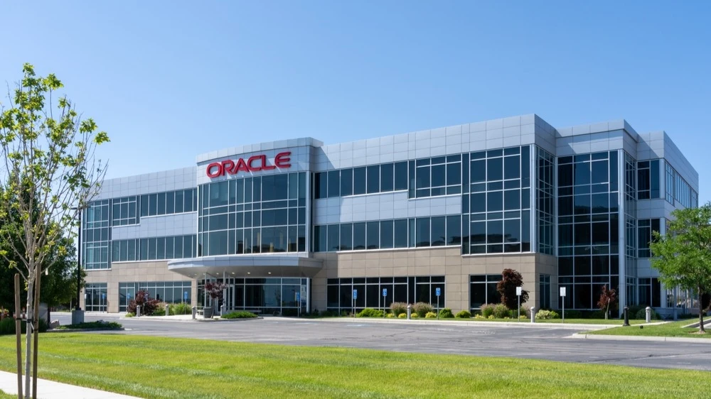Oracle shares rise rapidly for the second day in a row - this time on the back of a deal with a data center energy supplier / Photo: JHVEPhoto / Shutterstock