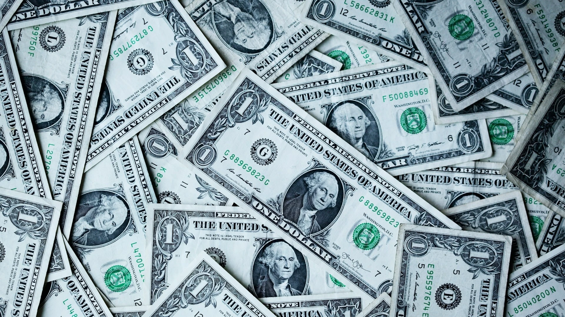 According to Deutsche Bank, the dollar may start to decline due to de-escalation of the conflict between the US and Iran / Photo: unsplash.com / Alexander Gray